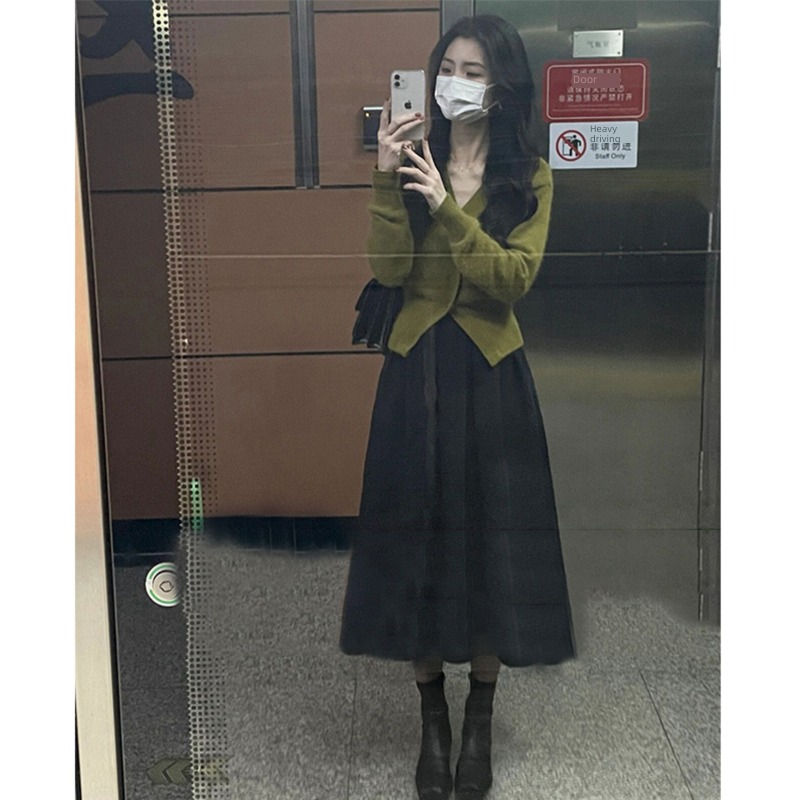 Early autumn black Pleat Suit fabric Two Medium length skirt