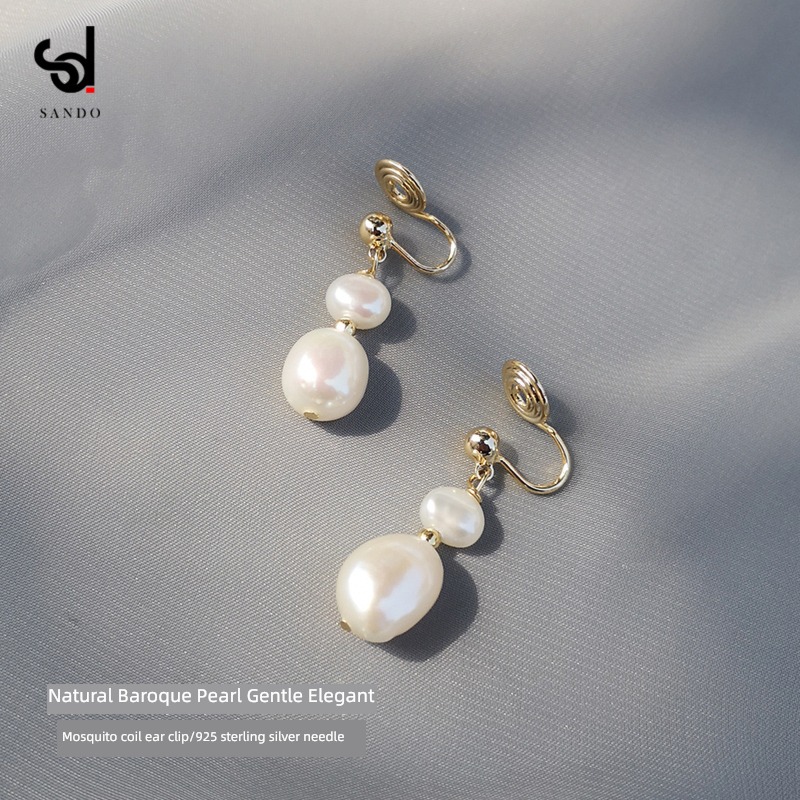 female Minority Sense of design senior Pearl Ear Studs