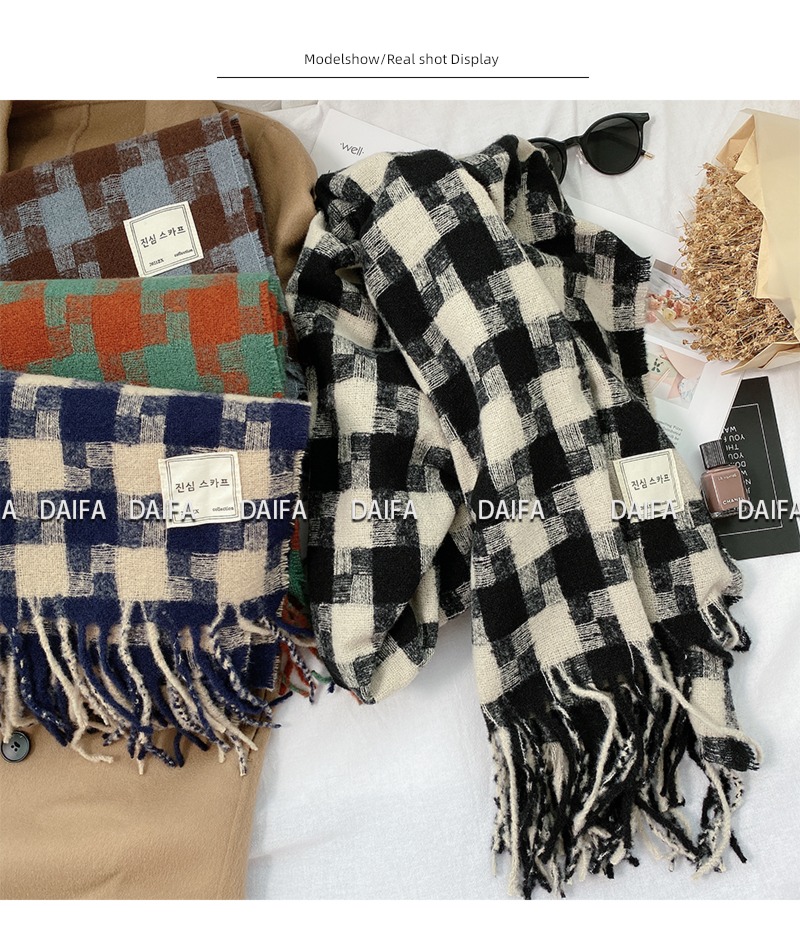 a glance Beckoning ins female winter thickening lattice scarf