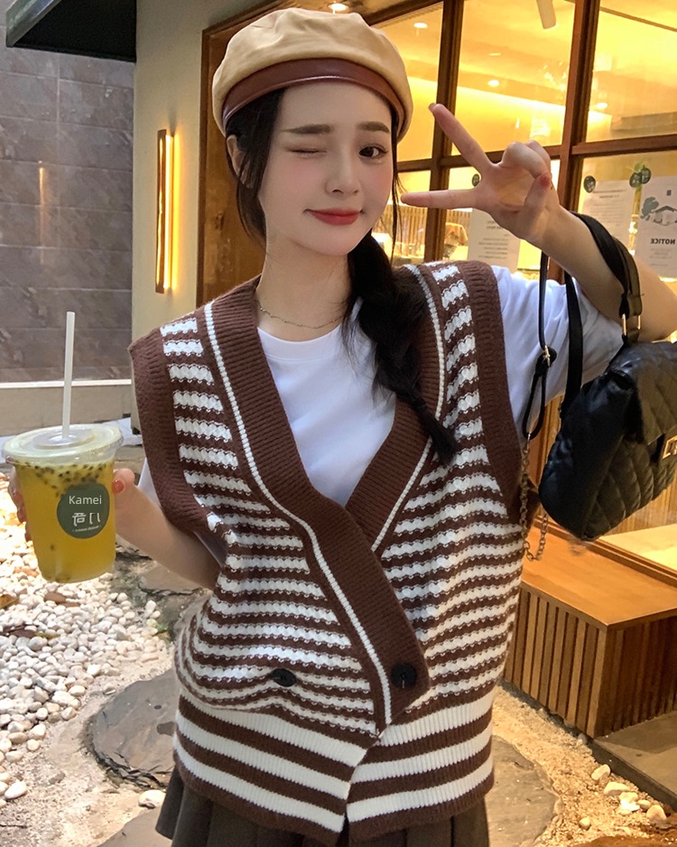 early autumn Women's wear Overlapping wear trend fashion knitting Vest
