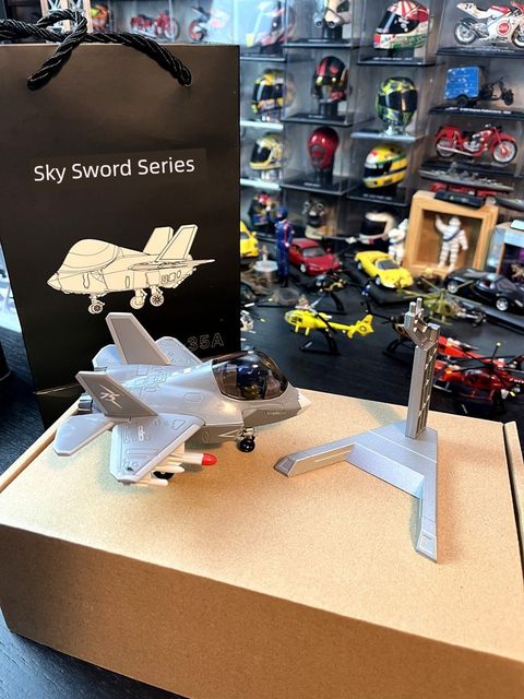 Alloy aircraft model Chinese military aircraft Q version series J-35A fighter finished ornament matching metal support