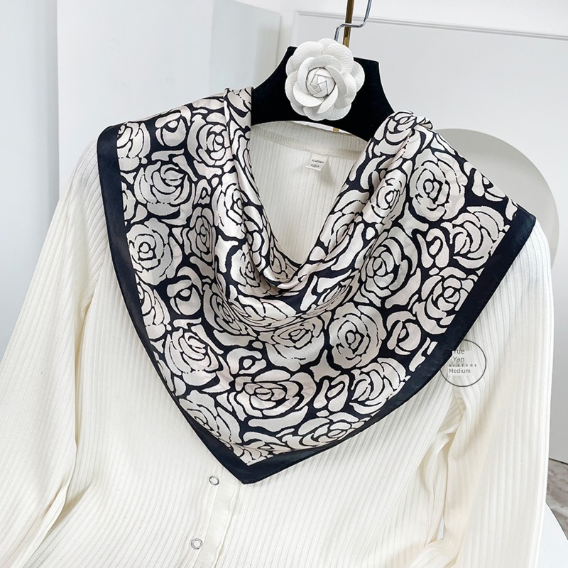 black and white camellia suit female spring and autumn Versatile mulberry silk
