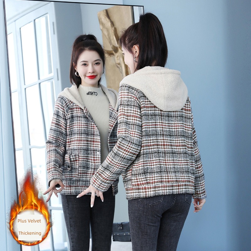 Plush thickening Lamb cashmere lattice have cash less than that is registered in the accounts Wool loose coat