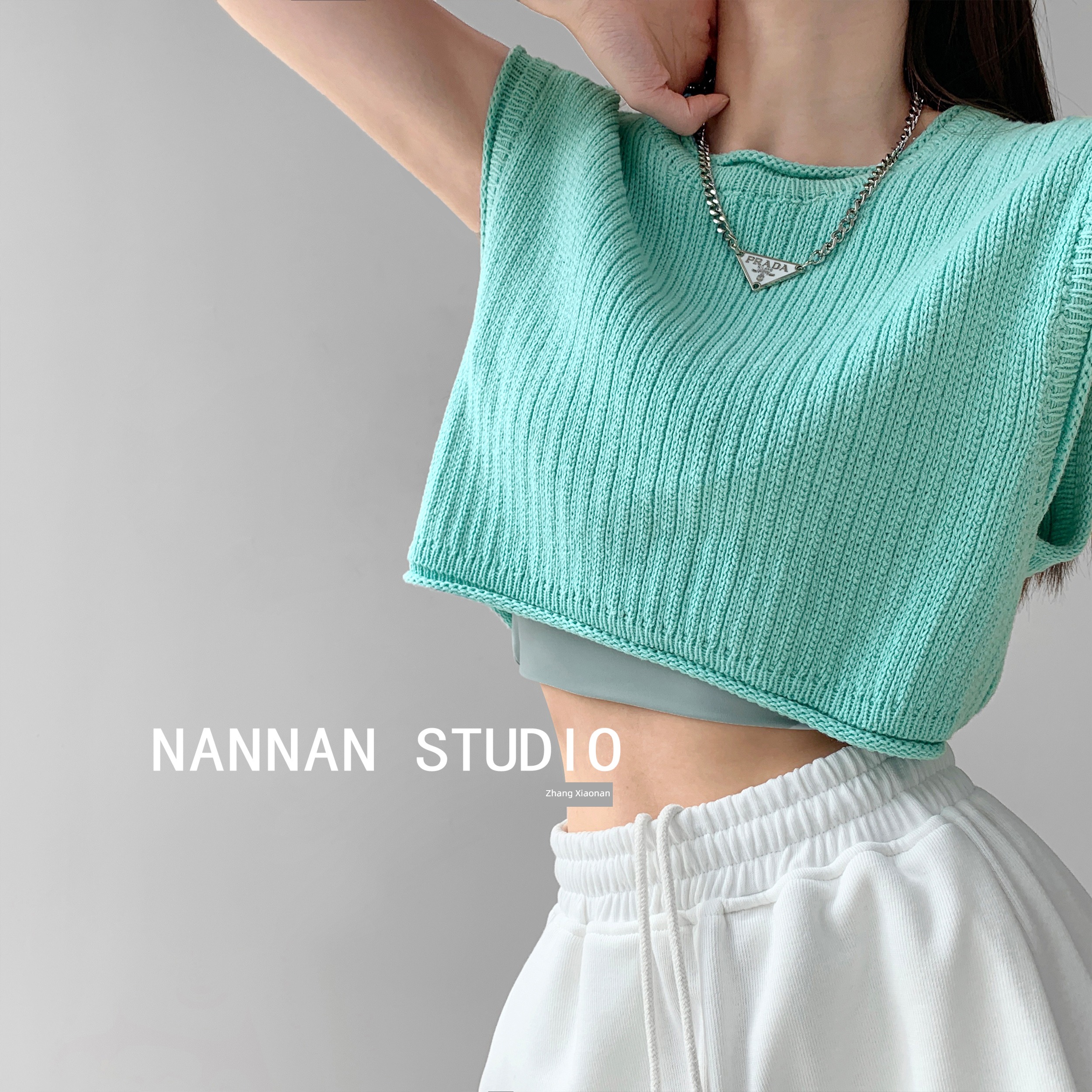 sweet hottie Minority Exposed navel have cash less than that is registered in the accounts Round neck knitting vest