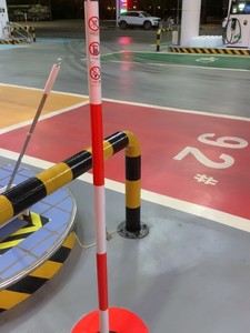 Gas Station Anti-Skid Queuing Guide Black Yellow Red White Single Pole