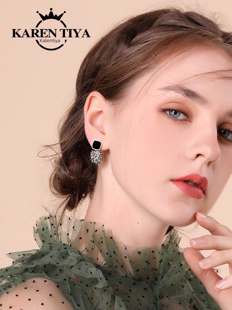 Light luxury female Minority Sense of design Earrings