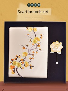 Chengdu Intangible Cultural Heritage Sichuan Embroidery Scarf and Brooch Set, a Special Chinese-Style Souvenir for Forei