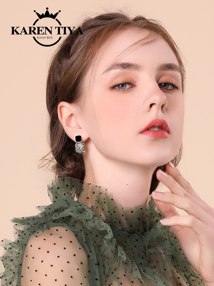 Light luxury female Minority Sense of design Earrings